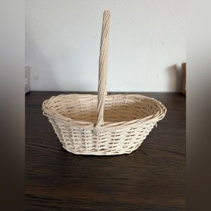 Small Oval Woven Basket with Handle – Farmhouse Cottage Decor